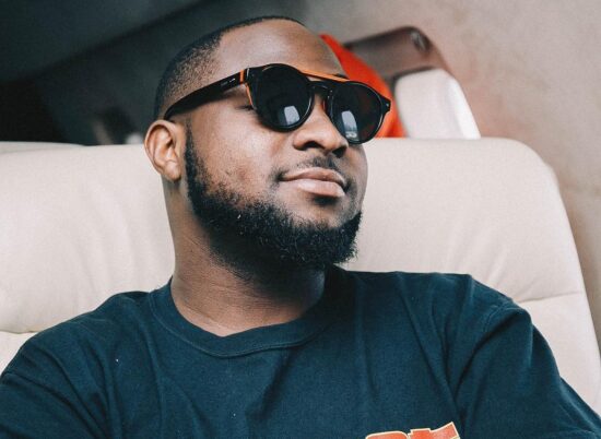 Davido gifts his fans 1million naira each.