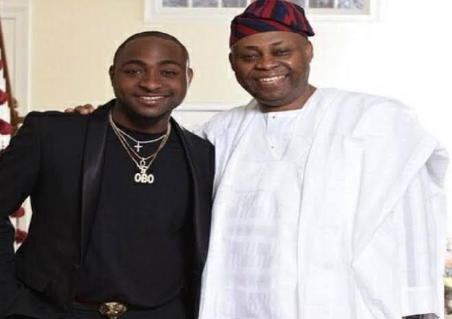 Davido’s dad showed his dancing step at brother’s graduation party,