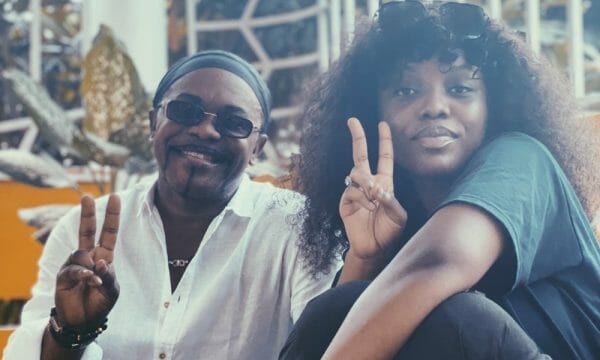 Watch Gyakie performs with her father on stage for the first time