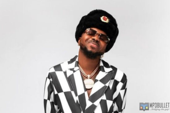 Skiibii shares foodstuffs on the street