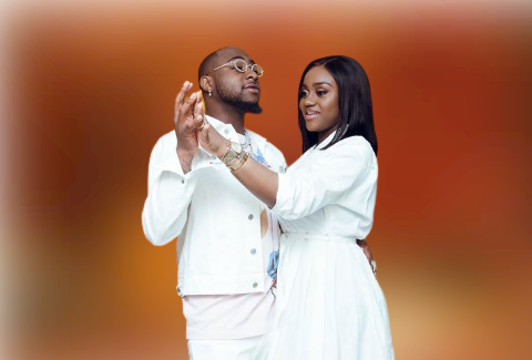 Davido fluants beautiful gifts he bought for Chioma on her birthday