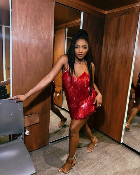 Why I won’t change my voice despite criticisms – Simi issues statement